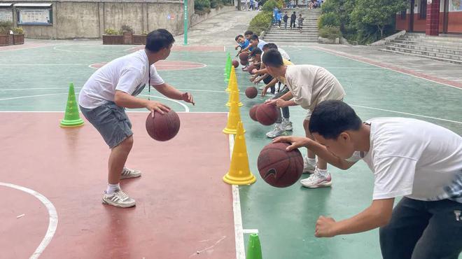 篮球怎么打的好_篮球打法教程_篮球怎么打篮球技巧