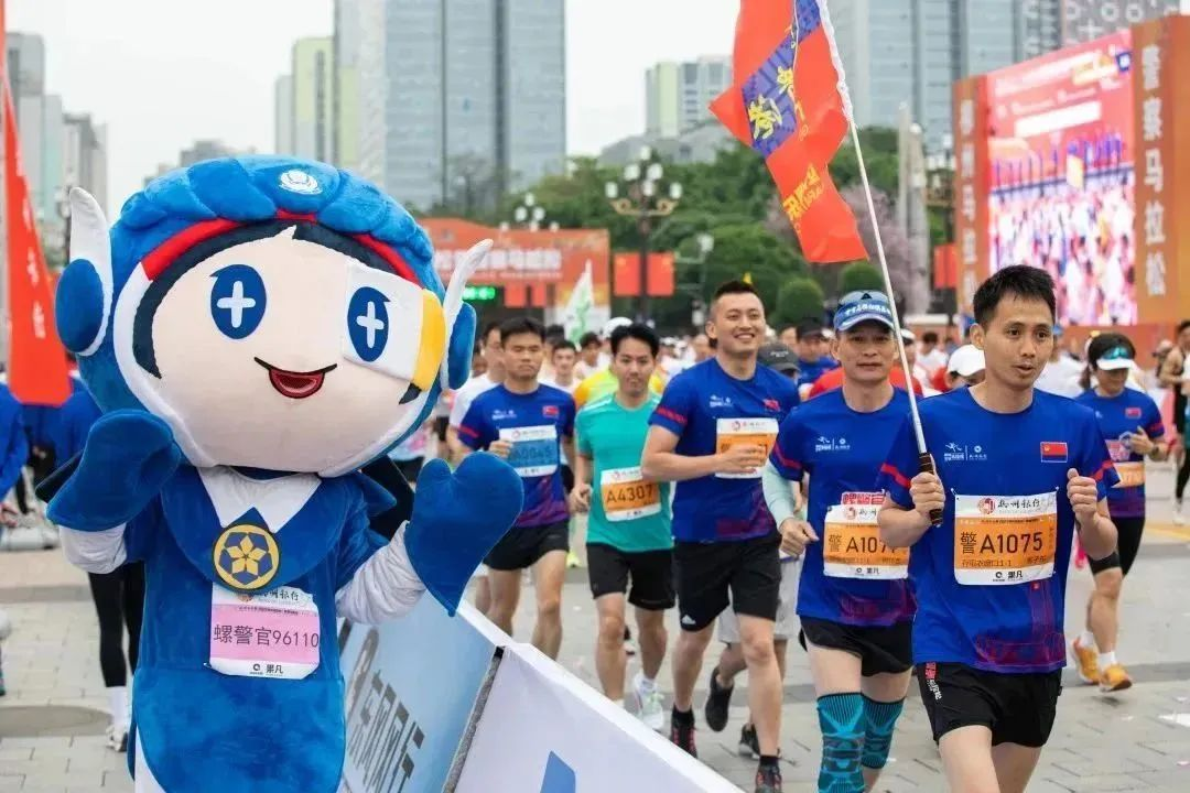 警察马拉松赛_警察马拉松活动_马拉松警察